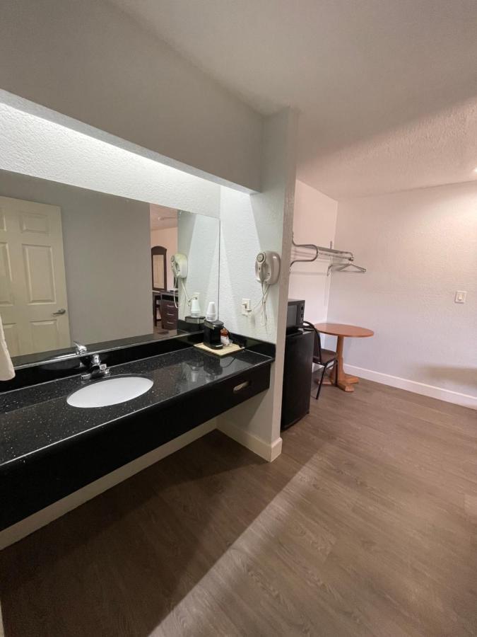 Western Inn West Columbia Bagian luar foto